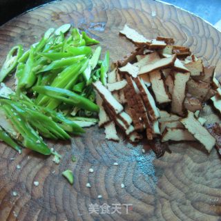 青椒卤豆腐干的做法步骤：3