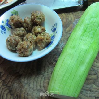 丸子丝瓜汤的做法步骤：1