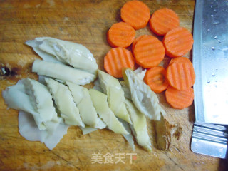 春天的花样鲜美---春笋砂锅褒鸭汤的做法步骤：2