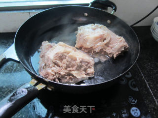 猪头粉丝萝卜锅的做法步骤：2