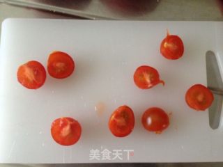 复活节早餐小花样——熏肉番茄鸡蛋杯的做法步骤：2