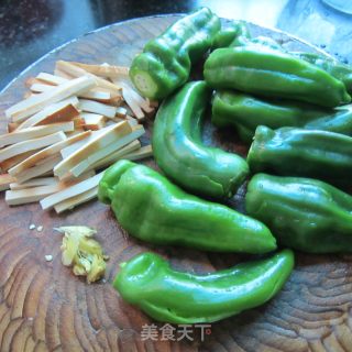 煎辣椒烧豆腐丝的做法步骤：2