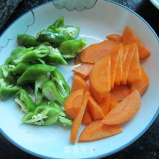红萝卜炒羊肉的做法步骤：2