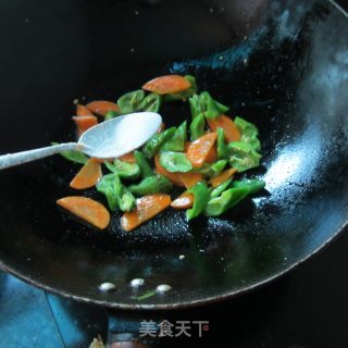 红萝卜炒羊肉的做法步骤：4