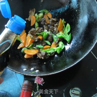红萝卜炒羊肉的做法步骤：6