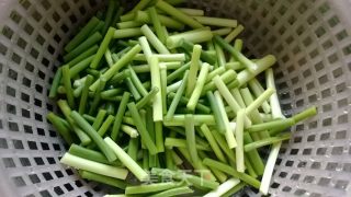 黄飞红麻辣花生再利用——蒜薹肉丝的做法步骤：2