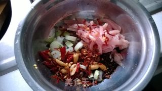 黄飞红麻辣花生再利用——蒜薹肉丝的做法步骤：3