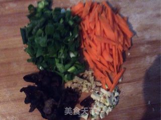 芹菜炒木耳的做法步骤：2