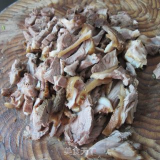 孜然羊肉的做法步骤：1