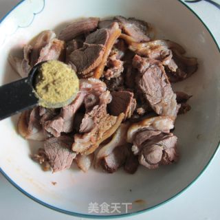 孜然羊肉的做法步骤：2