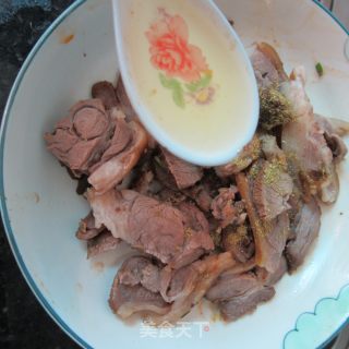 孜然羊肉的做法步骤：3
