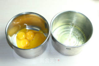 彩虹戚风蛋糕——人见人爱，花见花开的做法步骤：1