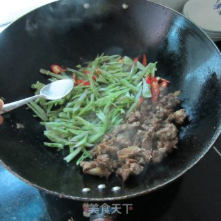 峨眉豆炒鸭的做法步骤：6