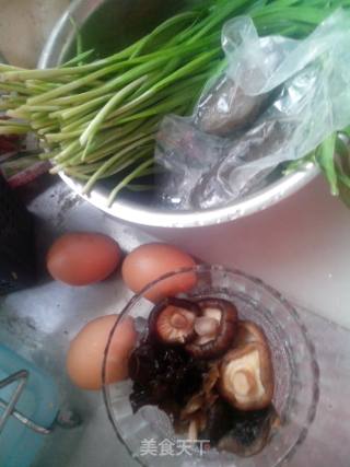 韭菜海参鸡蛋香菇饺子的做法步骤：1