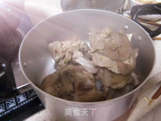 蒜瓣洋肉锅的做法步骤：1