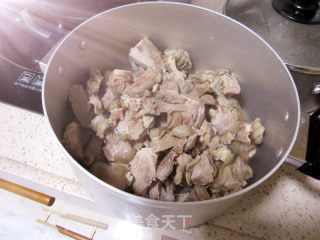 蒜瓣洋肉锅的做法步骤：2