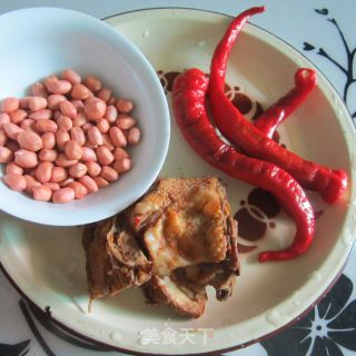 花生米炒腊鸡的做法步骤：1