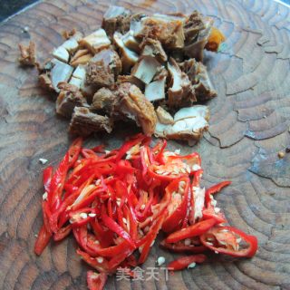 花生米炒腊鸡的做法步骤：2