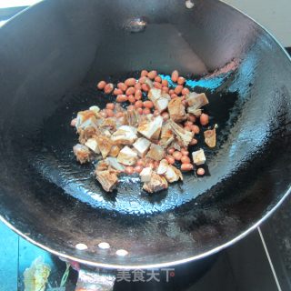花生米炒腊鸡的做法步骤：5