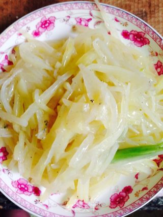 醋溜土豆丝的做法步骤：1