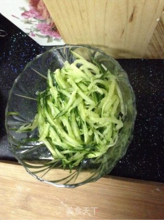 凉拌黄瓜金针菇的做法步骤：1