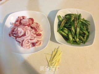 虾酱小炒肉的做法步骤：2