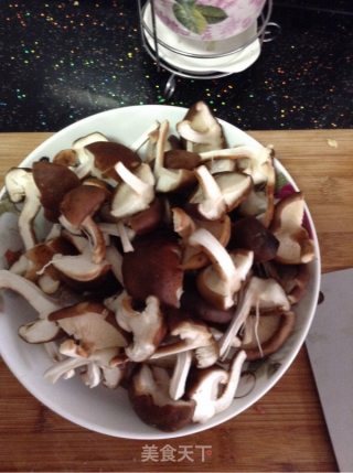 香菇炒肉的做法步骤：2