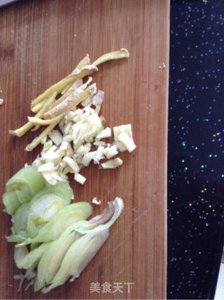香菇炒肉的做法步骤：3