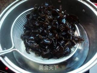 酸子姜拌青笋的做法步骤：1