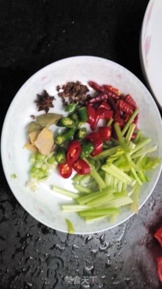 麻辣肥肠煲的做法步骤：3