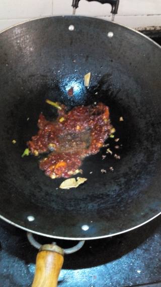 麻辣肥肠煲的做法步骤：4