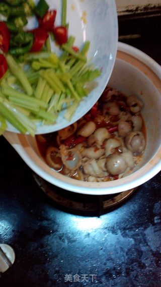 麻辣肥肠煲的做法步骤：8
