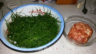 沙葱猪肉馅水饺的做法步骤：2