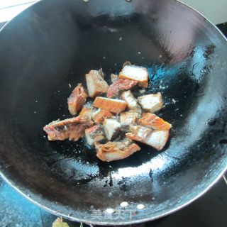 酸豆角炒腊鱼的做法步骤：3