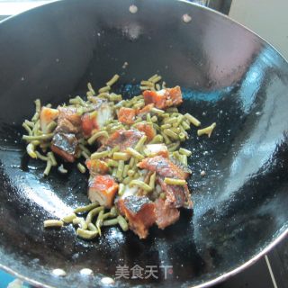 酸豆角炒腊鱼的做法步骤：4