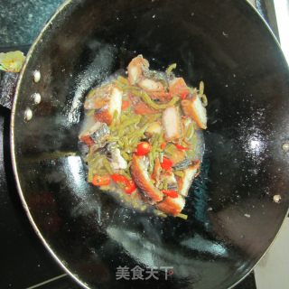 酸豆角炒腊鱼的做法步骤：6