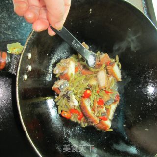 酸豆角炒腊鱼的做法步骤：7