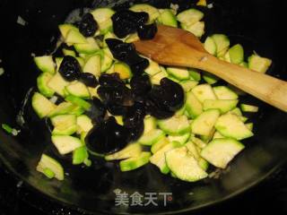角瓜木耳炒鸡蛋的做法步骤：8