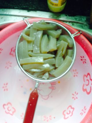 泡椒凤爪炒魔芋豆腐的做法步骤：5