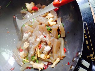 泡椒凤爪炒魔芋豆腐的做法步骤：10