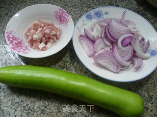 洋葱肉丝炒夜开花的做法步骤：1