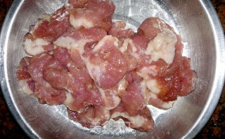 番茄酱猪肉薯子的做法步骤：2
