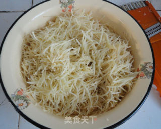 炸土豆丝球的做法步骤：1