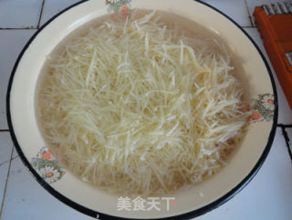 炸土豆丝球的做法步骤：2