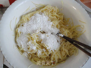 炸土豆丝球的做法步骤：4