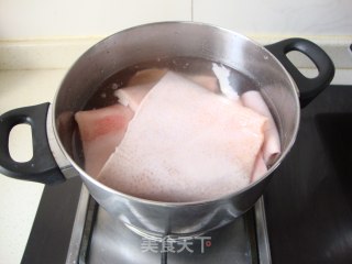 超简单的豆浆机版猪皮冻的做法步骤：1