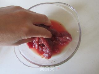 牛肉炒花生芽的做法步骤：3