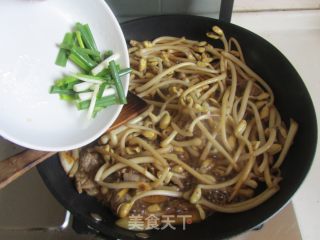 牛肉炒花生芽的做法步骤：15
