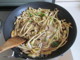 牛肉炒花生芽的做法步骤：16
