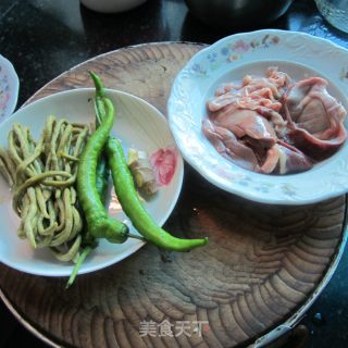 咸豆角炒鸭杂的做法步骤：1